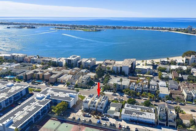 Detail Gallery Image 2 of 30 For 3901 Haines, San Diego,  CA 92109 - 5 Beds | 5 Baths