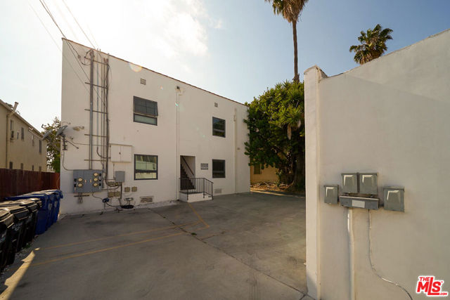 614 N Genesee Avenue, Los Angeles CA: https://media.crmls.org/mediaz/9f7be42e-5ad2-496b-9337-32d68baa3fa5.jpg