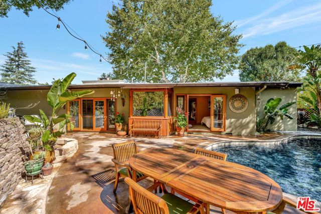 15511 Woodcrest Drive, Sherman Oaks CA: https://media.crmls.org/mediaz/9f7caa7c-fe2f-488e-9989-1d5143adfbf1.jpg