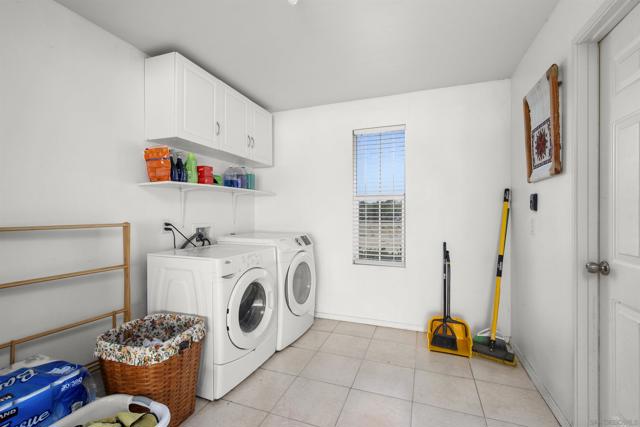 2745 White Pine Ct, Chula Vista CA: https://media.crmls.org/mediaz/9f7dac1c-7e7b-417b-a285-b054b884f111.jpg