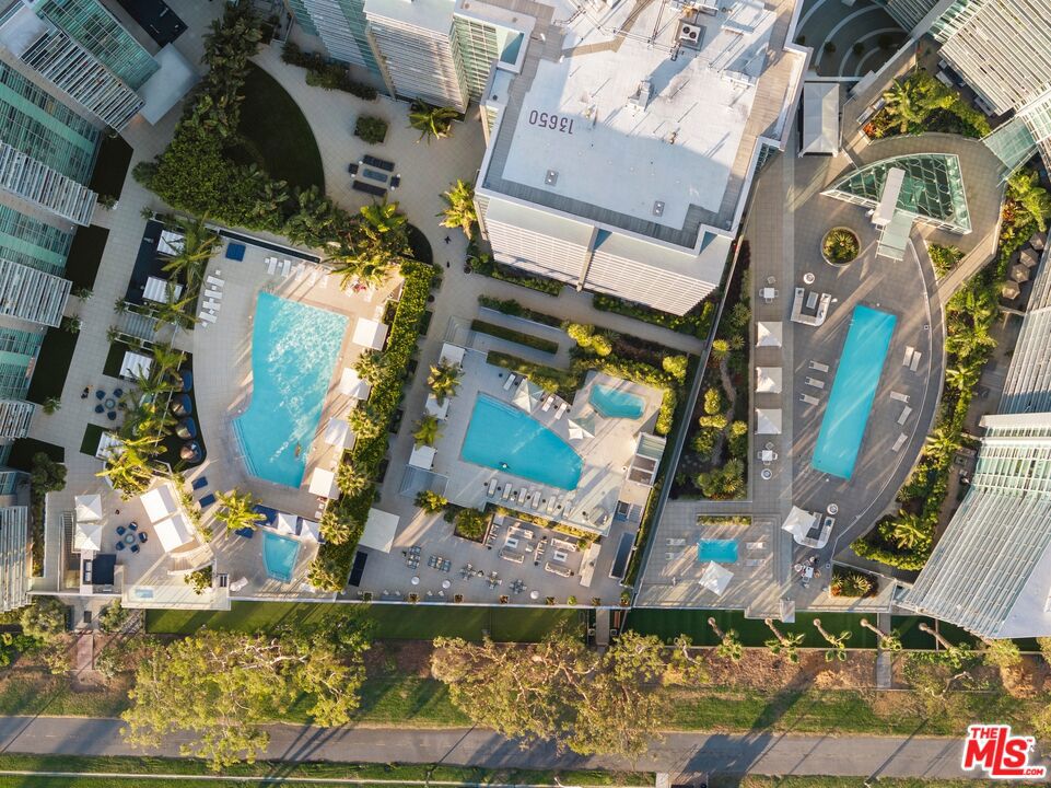 https://media.crmls.org/mediaz/9f7e354e-842c-4379-8314-674232d9a2fc.jpg?preset=X-Large