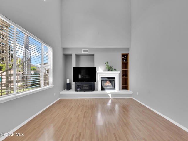 659 N Muirfield Avenue, Simi Valley CA: https://media.crmls.org/mediaz/9f7e661e-8b2d-408d-8971-eacb7396a545.jpg
