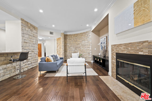 4848 Wilshire Boulevard, Los Angeles CA: https://media.crmls.org/mediaz/9f7eb6b0-0baf-474c-b06a-a9f7a5824692.jpg