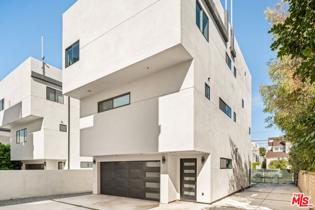 2123 Federal Avenue, Los Angeles CA: https://media.crmls.org/mediaz/9f83b1b0-c2c0-4fcc-b4c7-e7230e32f58e.jpg
