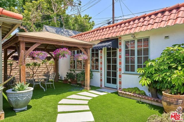 424 N Arden Boulevard, Los Angeles CA: https://media.crmls.org/mediaz/9f83cec3-64e4-42de-9776-ecba86fe41db.jpg