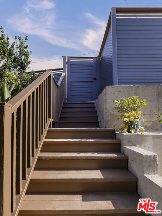 3741 Woolwine Drive, Los Angeles CA: https://media.crmls.org/mediaz/9f8414dd-a1c1-49ee-86a3-01a8a89d935f.jpg
