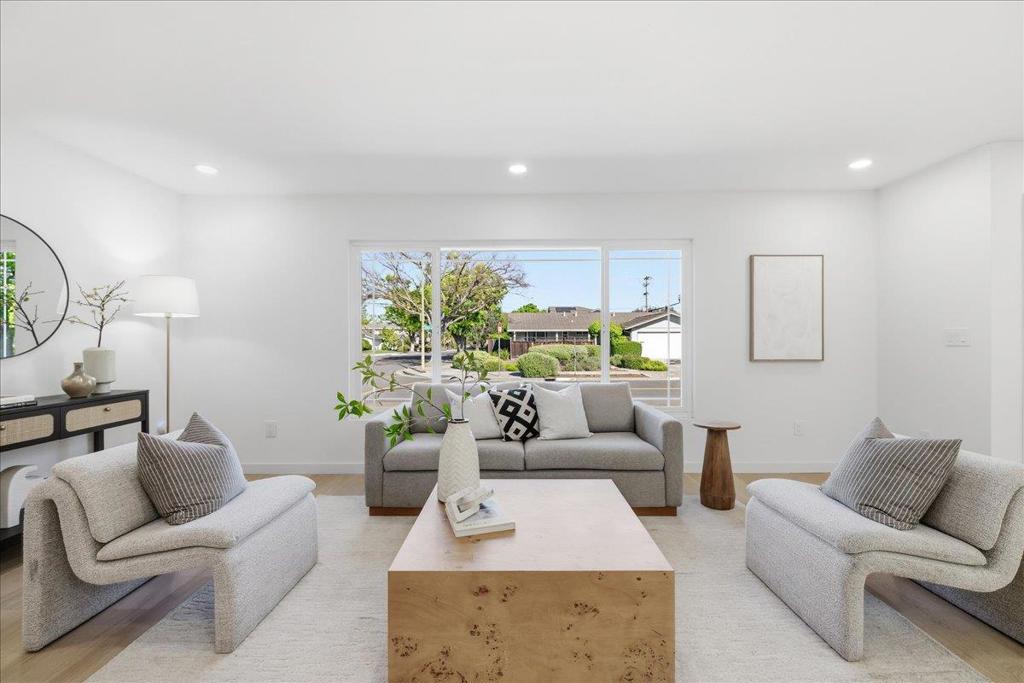 https://media.crmls.org/mediaz/9f8570ca-3894-4e46-a459-677ad268cc2b.jpg?preset=X-Large