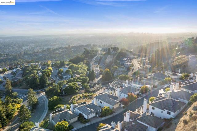 661 Via Rialto, Oakland CA: https://media.crmls.org/mediaz/9f85cb66-e659-4fe9-8a25-03c884d21b58.jpg