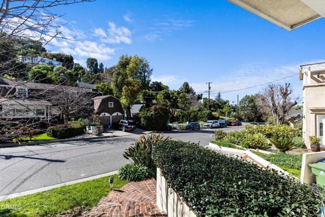 Detail Gallery Image 2 of 24 For 3826 Dixie Canyon Ave, Sherman Oaks,  CA 91423 - 3 Beds | 3 Baths