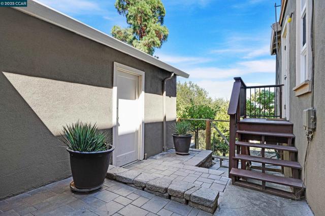 1301 Thomas Dr, Martinez CA: https://media.crmls.org/mediaz/9f85db29-5f4a-4cf4-aca2-540805346c77.jpg