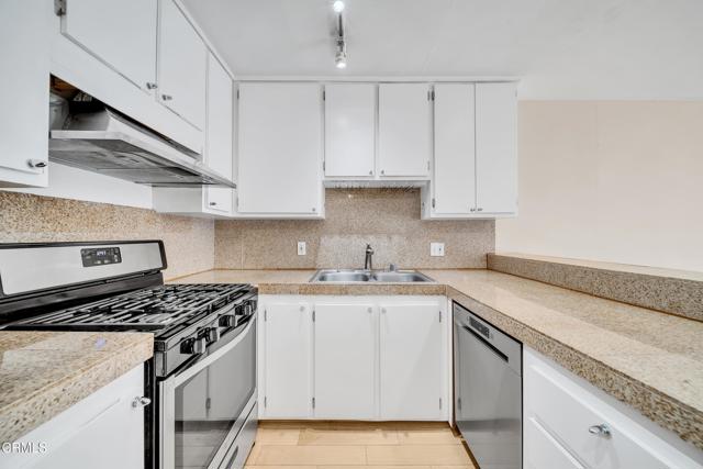 Detail Gallery Image 3 of 27 For 1940 N Highland Ave #10,  Los Angeles,  CA 90068 - 2 Beds | 2 Baths