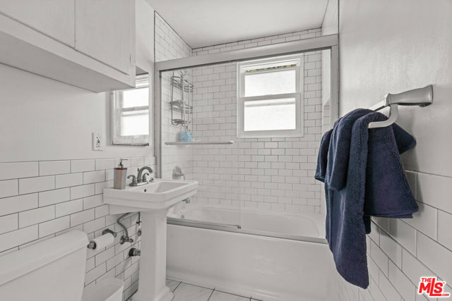2421 Cloy Avenue, Venice CA: https://media.crmls.org/mediaz/9f86bdc3-5ad1-4d30-9fae-3ab46a489fb2.jpg