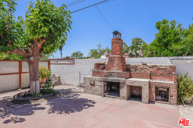 2101 N Almadale Avenue, Los Angeles CA: https://media.crmls.org/mediaz/9f8700f2-c601-409e-82e6-c0cf3b41b3ee.jpg
