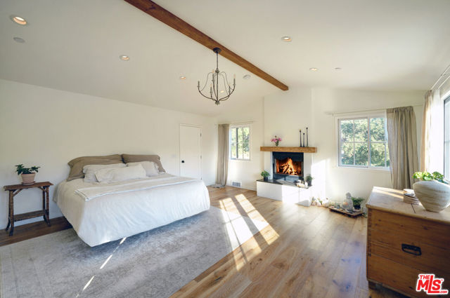 2310 Laguna Circle Drive, Agoura Hills CA: https://media.crmls.org/mediaz/9f877235-26a1-4bec-b51e-af8fc3995c88.jpg