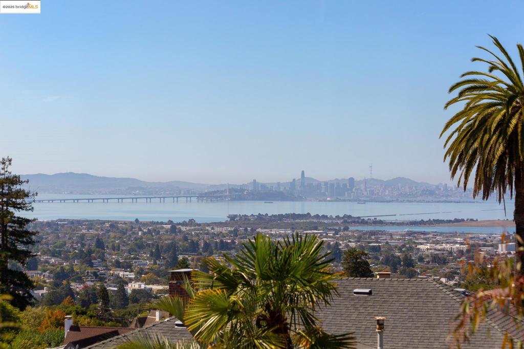 https://media.crmls.org/mediaz/9f87a15f-812e-49aa-b725-9521f5736ee4.jpg?preset=X-Large