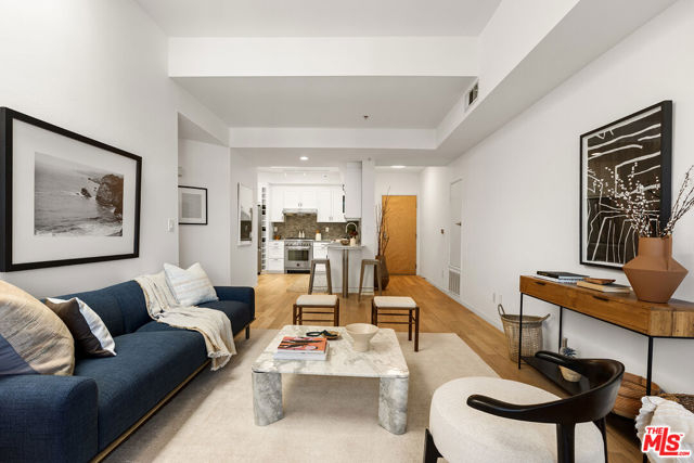4180 Fair Avenue, Studio City CA: https://media.crmls.org/mediaz/9f87f157-e023-44a3-a279-01610d53c559.jpg