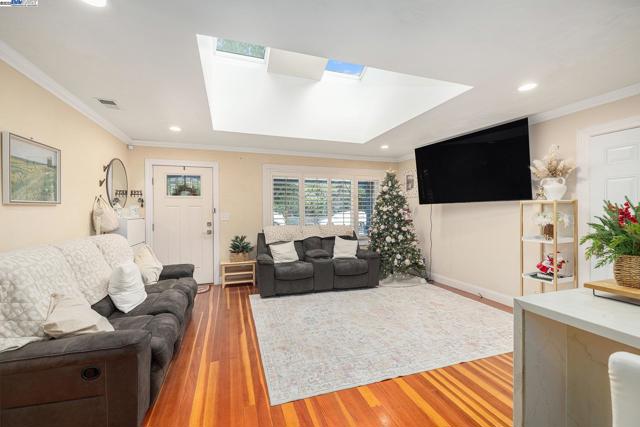 2036 brookside Dr, San Pablo CA: https://media.crmls.org/mediaz/9f8807b9-441a-435f-a122-6cea2d85bc1f.jpg