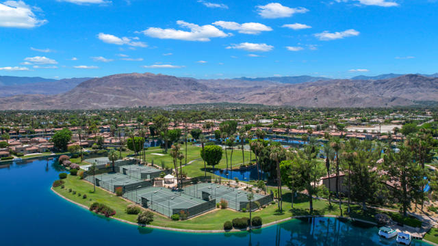 141 Lake Shore Drive, Rancho Mirage CA: https://media.crmls.org/mediaz/9f886c2d-d9db-4e90-8f32-8a153537e4f1.jpg