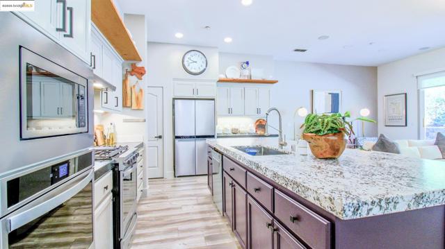 881 Inverness Ln, Brentwood CA: https://media.crmls.org/mediaz/9f888f06-0fd4-4375-99bd-2f5884b12961.jpg