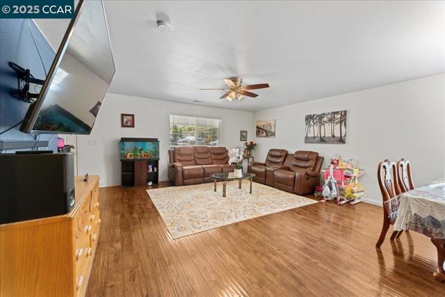 4825 San Pablo Dam Rd, El Sobrante CA: https://media.crmls.org/mediaz/9f89669b-ac66-4803-99e0-ea5e15f63070.jpg