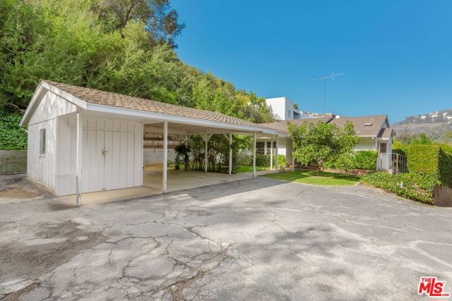 12146 Travis Street, Los Angeles CA: https://media.crmls.org/mediaz/9f8a17c4-ad33-487b-9b56-ec0469025162.jpg