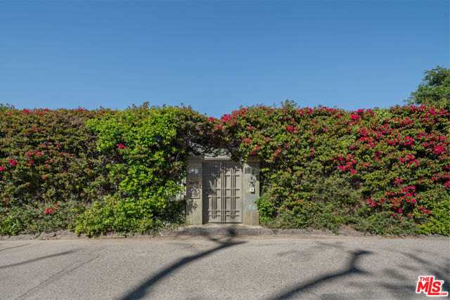 13477 Contour Drive, Sherman Oaks CA: https://media.crmls.org/mediaz/9f8a4231-c6c2-4a03-b467-f913938400cb.jpg