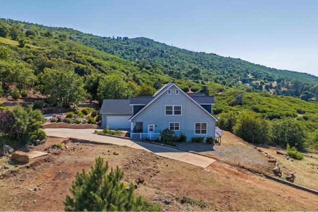 16725 Harrison Park Trail, Julian CA: https://media.crmls.org/mediaz/9f8ab9e8-85da-4a0f-82ba-4ea23ab8e84d.jpg