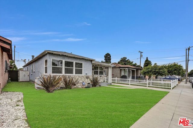 2463 Easy Avenue, Long Beach CA: https://media.crmls.org/mediaz/9f8b2066-1cd9-4e65-8f1b-2d674b8c5495.jpg