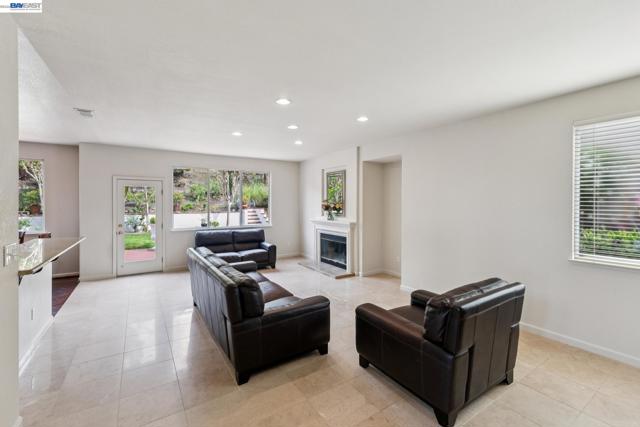 Image 15 of 51 For 25318 Buckeye Dr