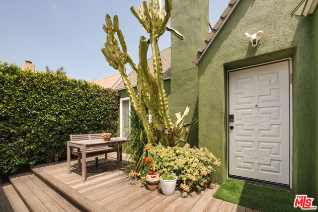 3911 Exposition Boulevard, Los Angeles CA: https://media.crmls.org/mediaz/9f8c320b-ef22-4026-a86a-e34e84241ab1.jpg