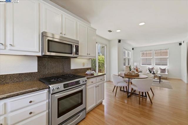 3989 Strafford Ct, Dublin CA: https://media.crmls.org/mediaz/9f8ca209-f065-4cbc-9623-758f3f613461.jpg