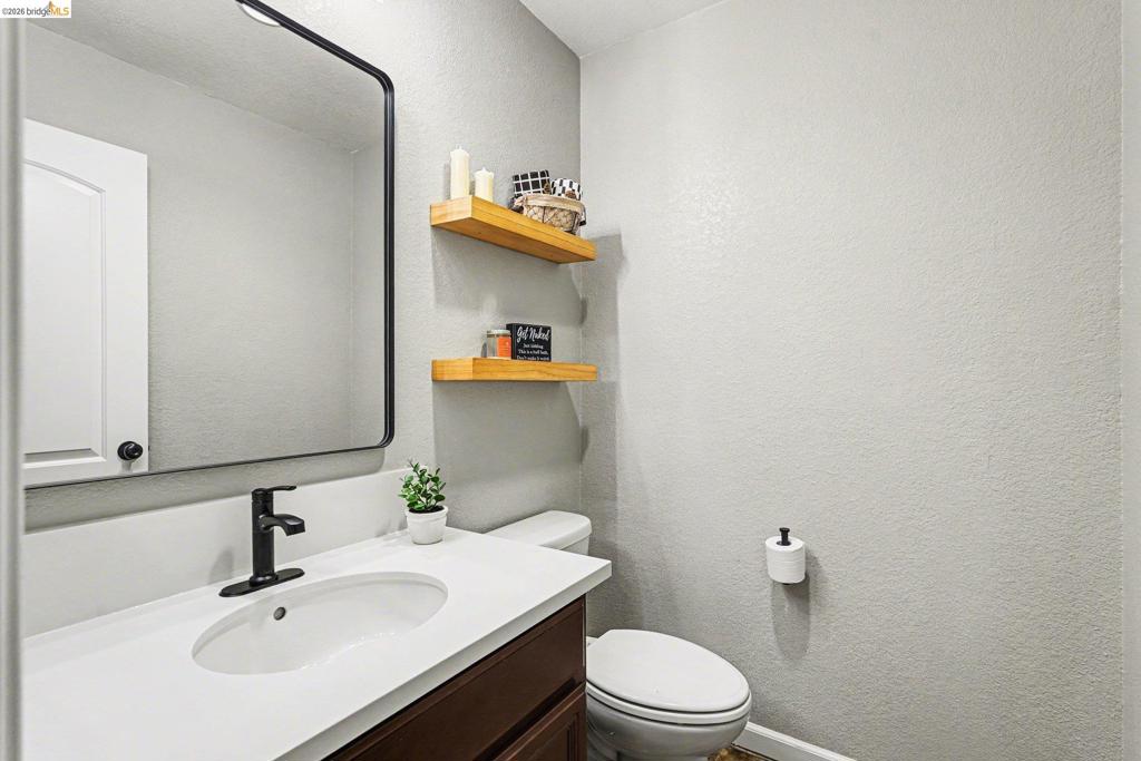 https://media.crmls.org/mediaz/9f8d9a0a-bf1a-41b9-98fe-dfd5d7076ba1.jpg?preset=X-Large