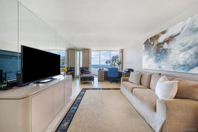 1780 Avenida Del Mundo, Coronado CA: https://media.crmls.org/mediaz/9f8eaa9b-6f16-4ddb-8c12-61bb8291fac9.jpg