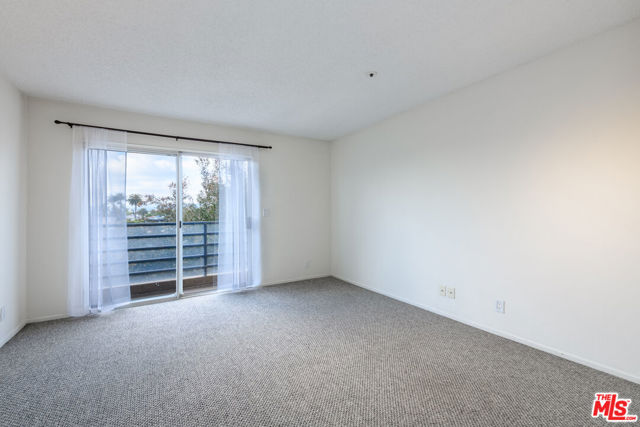 340 N Hayworth Avenue, Los Angeles CA: https://media.crmls.org/mediaz/9f906dac-8f18-429e-9493-8383c00bbb4a.jpg