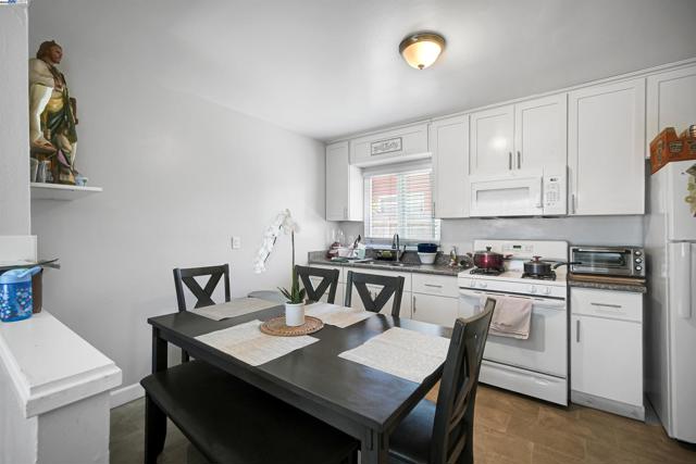 21926 Victory Dr, Hayward CA: https://media.crmls.org/mediaz/9f912f16-2ea9-4358-b17d-6f57ae3c6570.jpg