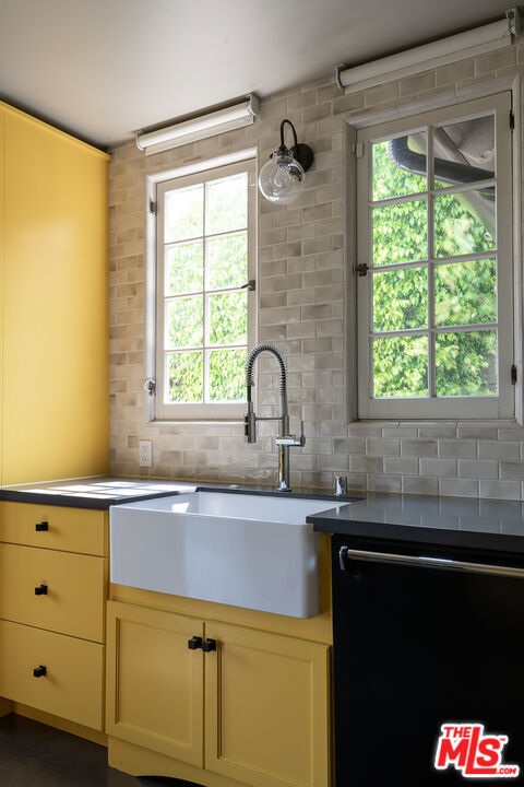 3756 Effingham Place, Los Angeles CA: https://media.crmls.org/mediaz/9f925f98-7cea-4ac4-87e7-692f3c7addc0.jpg