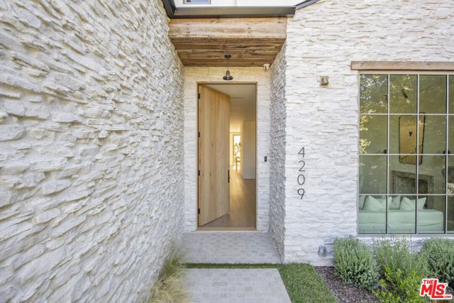 4209 Vantage Avenue, Studio City CA: https://media.crmls.org/mediaz/9f928f86-60c8-44f5-9cc1-0d70a942bc0a.jpg