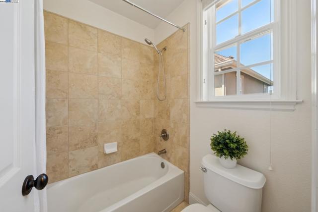 2307 Vineyard Heights Ln, Pleasanton CA: https://media.crmls.org/mediaz/9f92e638-a159-42f8-953f-b5ea37f2755f.jpg