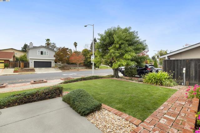 5145 Springdale Ave, Pleasanton CA: https://media.crmls.org/mediaz/9f92f19a-7b67-44cb-b139-a3ba406a4efb.jpg
