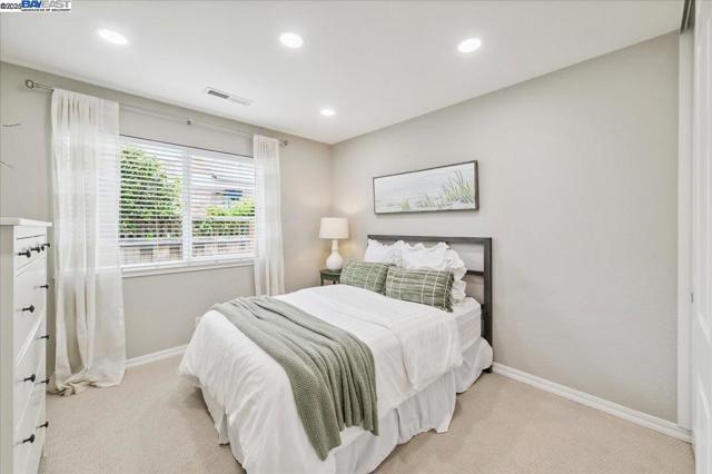 5204 Hummingbird Rd, Pleasanton CA: https://media.crmls.org/mediaz/9f93e16c-93ba-44ce-98f4-adab35e4ae21.jpg