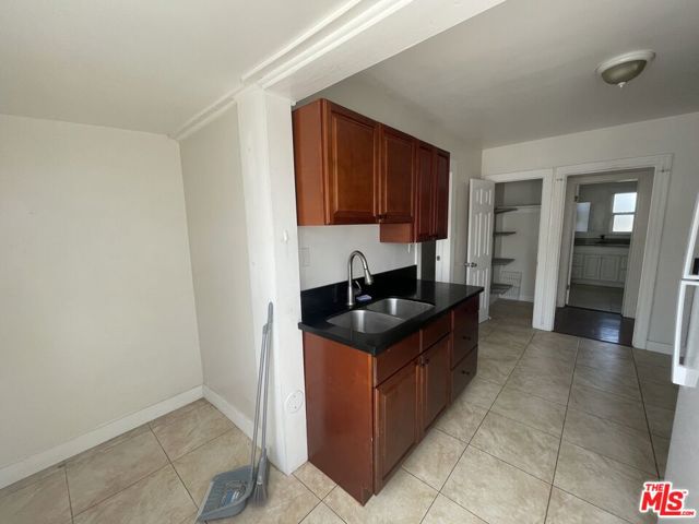 2320 W 25th Street, Los Angeles CA: https://media.crmls.org/mediaz/9f964564-a004-49bd-98a7-c02f79b04660.jpg