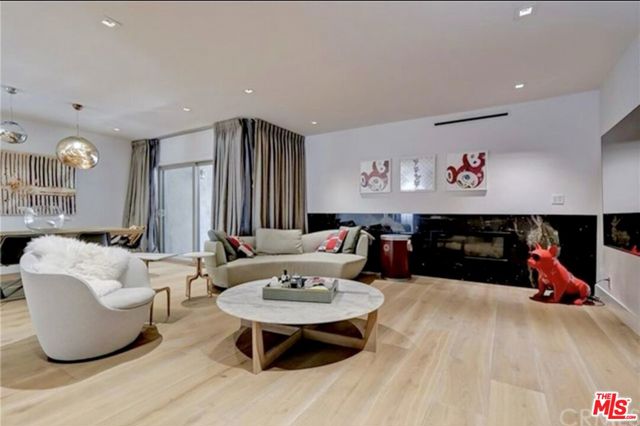 439 N Doheny Drive, Beverly Hills CA: https://media.crmls.org/mediaz/9f98411f-08a8-4981-a4f8-2a1712f15875.jpg