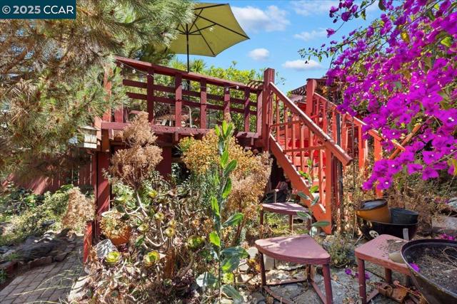 3220 Champion St, Oakland CA: https://media.crmls.org/mediaz/9f985700-4916-4256-b17d-f052cf86a737.jpg