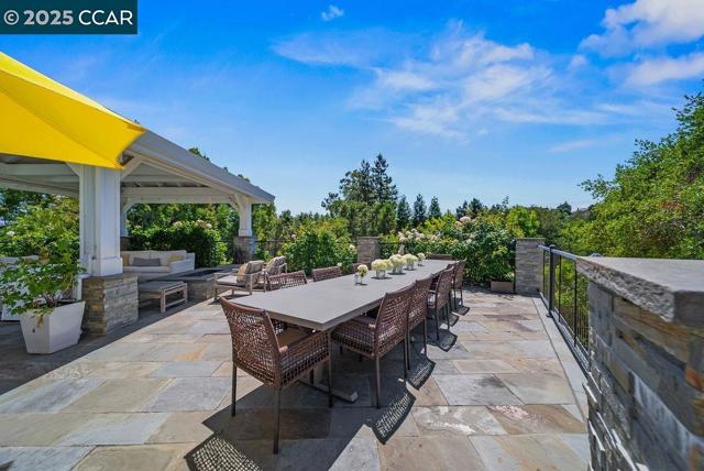 33 Los Arabis Circle, Lafayette CA: https://media.crmls.org/mediaz/9f98fede-9d88-46d4-a519-caf6ea304774.jpg