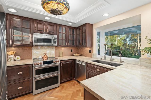 7233 Canyon Hill Ct, San Diego CA: https://media.crmls.org/mediaz/9f9981fe-af68-4c74-8005-94acb00b1f61.jpg