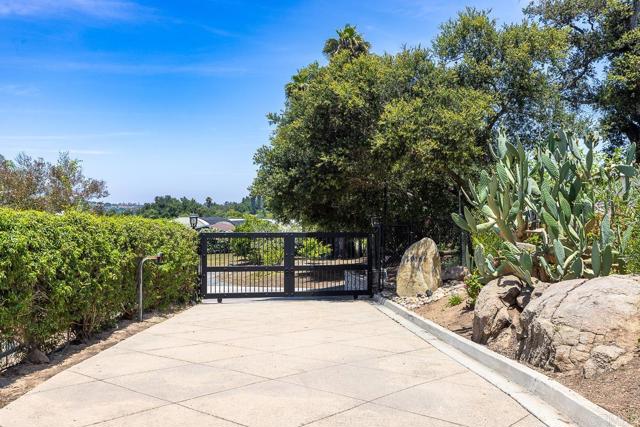 10166 Rancho Roble Rd., Escondido CA: https://media.crmls.org/mediaz/9f9a93f0-f0f8-48e0-8c29-b80901c9063e.jpg