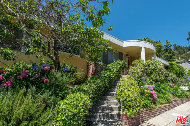 1109 Chantilly Road, Los Angeles CA: https://media.crmls.org/mediaz/9f9ab5ec-0dfd-41a8-b056-4e145a9291cd.jpg