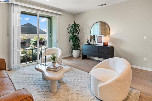 1726 17th St, Oakland CA: https://media.crmls.org/mediaz/9f9abeb6-1d77-426d-9594-7915e6c7bc18.jpg
