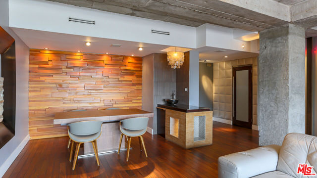 7250 Franklin Avenue, Los Angeles CA: https://media.crmls.org/mediaz/9f9c4a6f-c69c-4968-901c-7b69480eea37.jpg