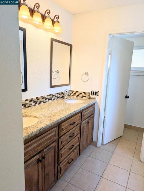 310 Miranda Ln, Alamo CA: https://media.crmls.org/mediaz/9f9d0cda-8321-4b68-9b06-b4272b10d8a8.jpg